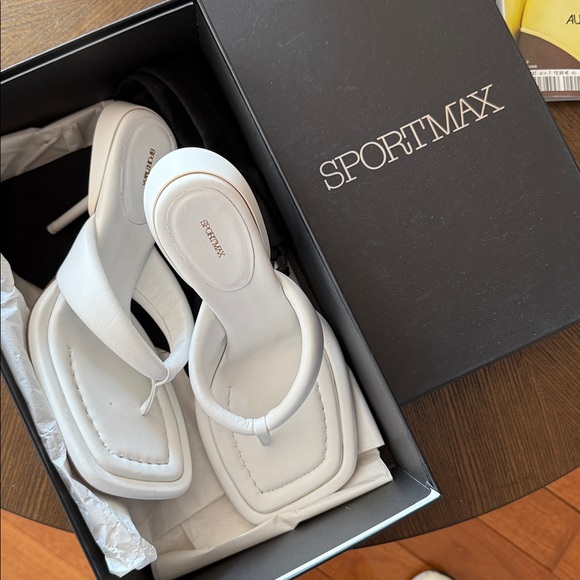 Sportmax White Square Toe Flip-Flop Sandals - Picture 1 of 9
